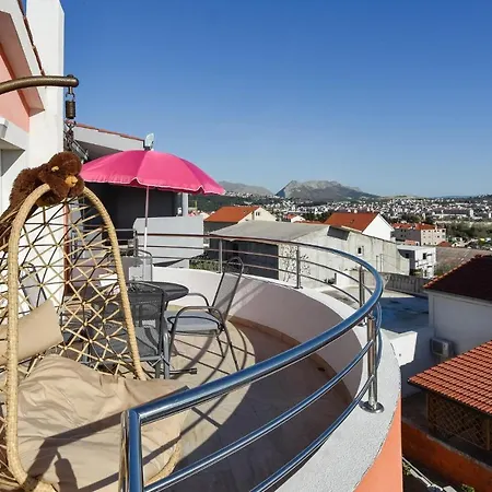 Apartment 3 Bedroom Beautiful In Solin