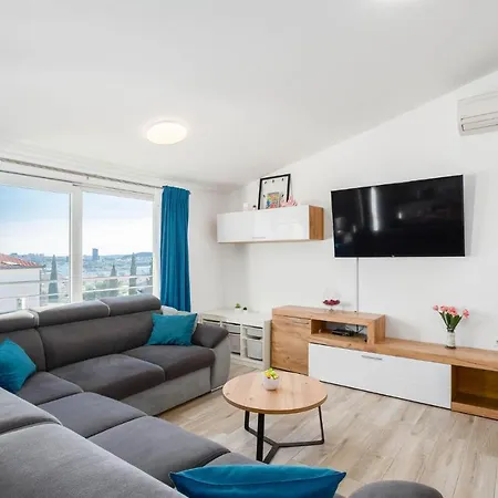 Apartment 3 Bedroom Beautiful In *