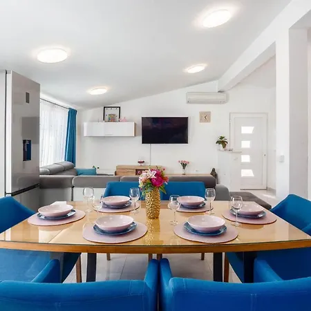 Apartment 3 Bedroom Beautiful In *