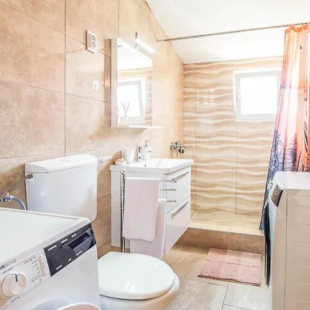 Apartment 3 Bedroom Beautiful In Solin