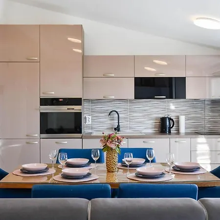 Apartment 3 Bedroom Beautiful In