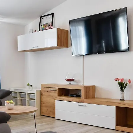 3 Bedroom Beautiful In Apartment *