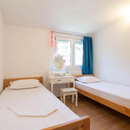 3 Bedroom Beautiful In Solin