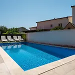 3 Bedroom Beautiful In 아파트 *