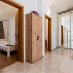 아파트 3 Bedroom Beautiful In 솔린