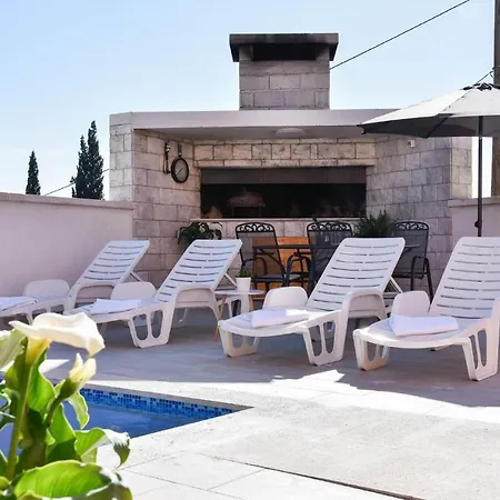 3 Bedroom Beautiful In Διαμέρισμα