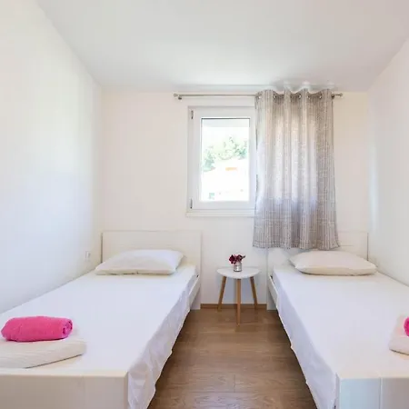 3 Bedroom Beautiful In Διαμέρισμα Σολίν
