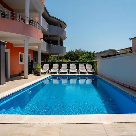3 Bedroom Beautiful In Solin
